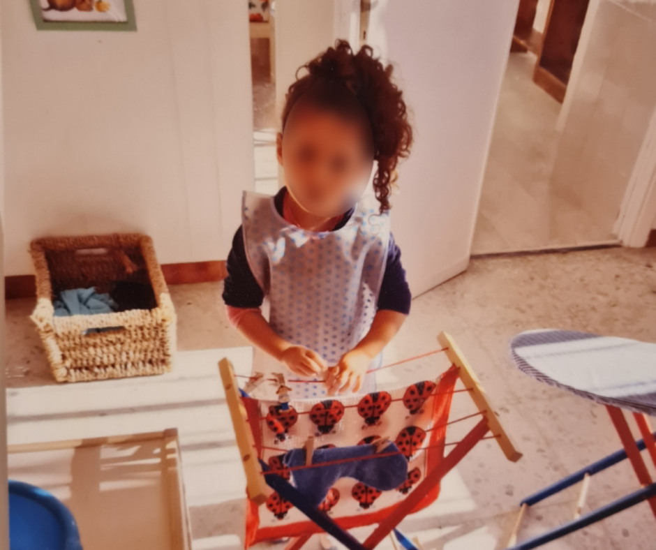 bambina che gioca e impara con il metodo Montessori